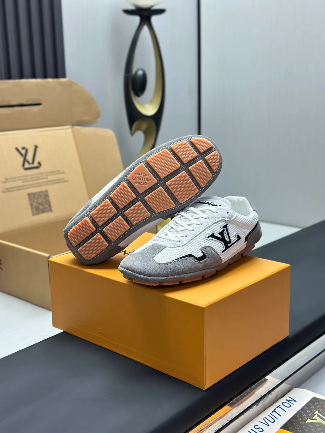 👟👟Ex-factory price 680👟👟 (Top version fully packaged) LV Louis Vuitton L Family Donkey Brand Latest Rally Series Mesh Casual Sports Shoes Doudou Shoes Original purchase, development and production This LV Rally sports shoe is made of suede cow leather and mesh fabric, and a rubber pad outsole is incorporated into the driving shoe configuration, making it a modern choice that is both comfortable and light. The LV letters on the side, the handwritten Louis Vuitton logo on the rear, and the Vuitton logo on the tongue and outsole jointly brand the brand mark. Exquisite packaging at the delivery counter🛍📦 ▪️Fabric: Original customized imported mesh + cowhide ▪️Inner lining: Original customized breathable mesh lining ▪️Outsole: Original molded anti-slip rubber material ▪️Sole thickness: 2CM ▪️Size: Men's 39-45